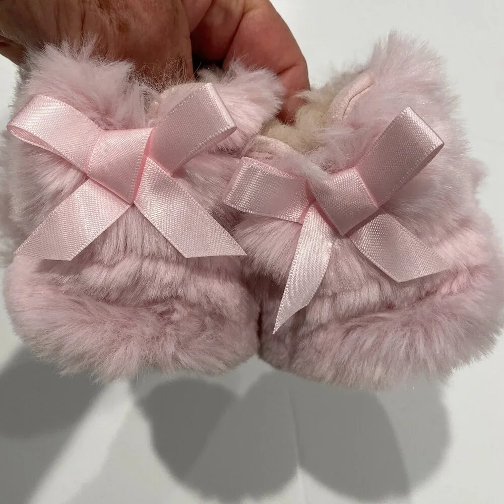 UGG baby girl, light pink Baby Ugg Jesse Bow II fluff booties, size 02/03.